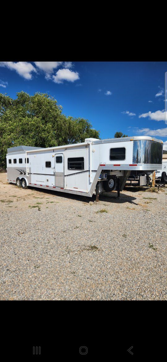 2005 Exiss 4 Horse Living Quarters