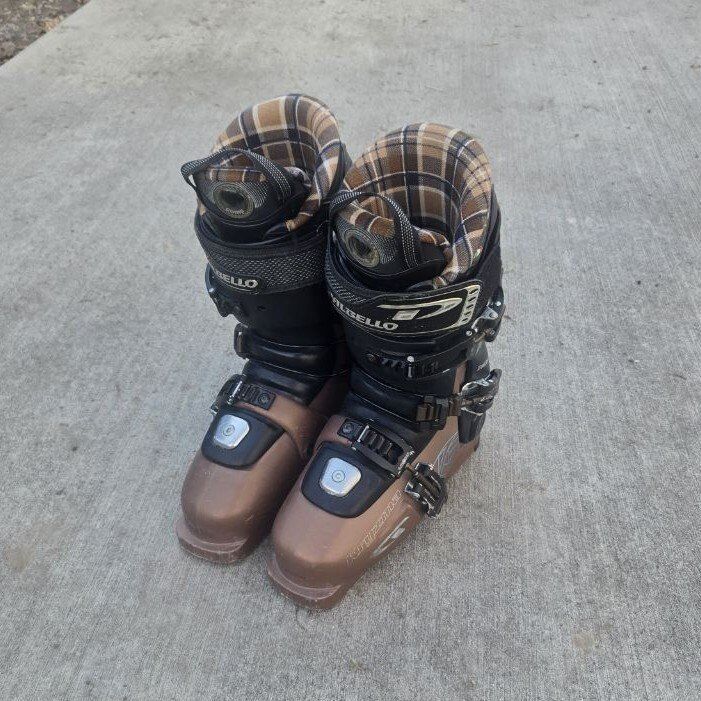 Women's Dalbello 6-6.5 Mondo 23.5 Ski Boots 276mm