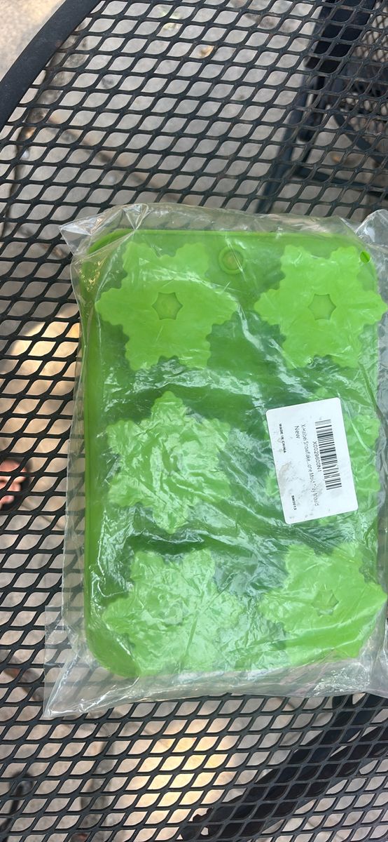 X-Haibei Green Silicone Snowflake Mold Tray - New in Packaging