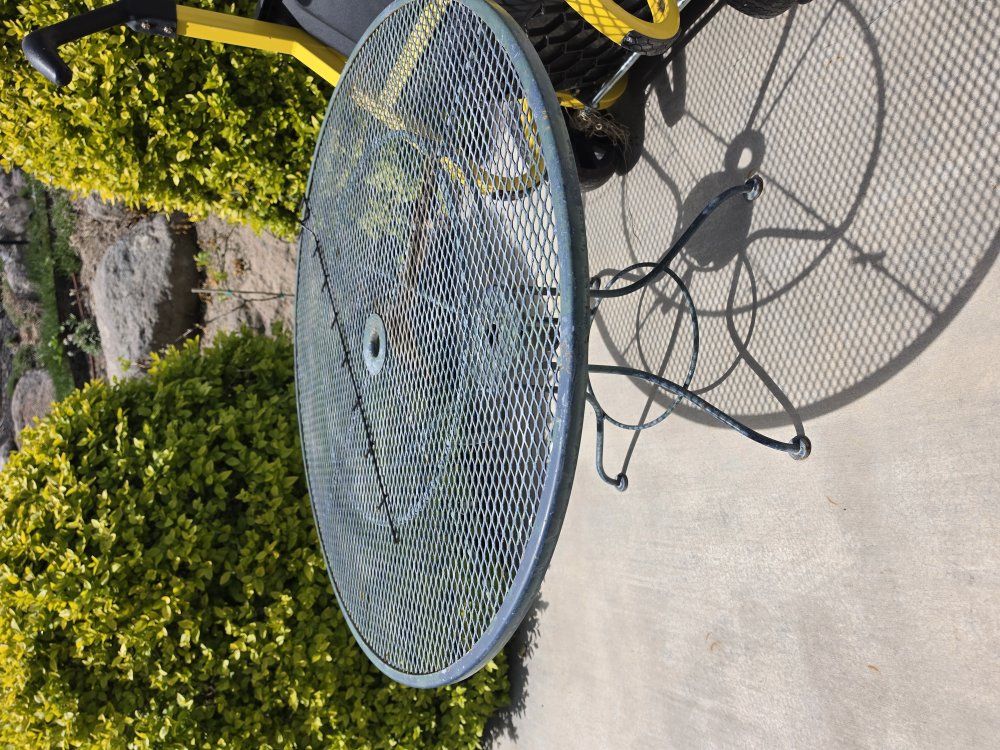 American Tables & Seating 30" Round Outdoor Table