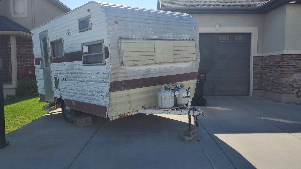 Travel Trailer - Perfect for Restoration or Parts - Kitchen, Bunk Beds, Dinette