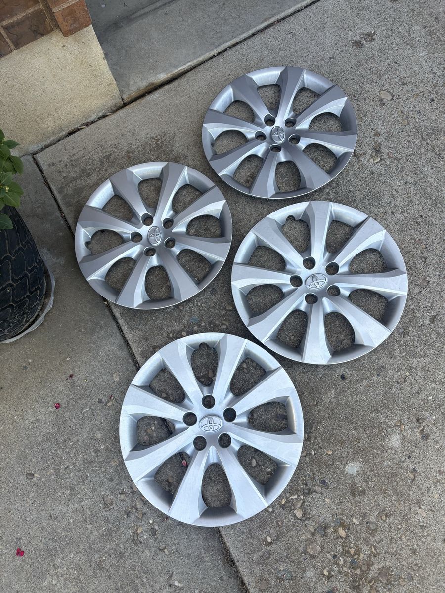 Corolla Stock hub cap set (4)
