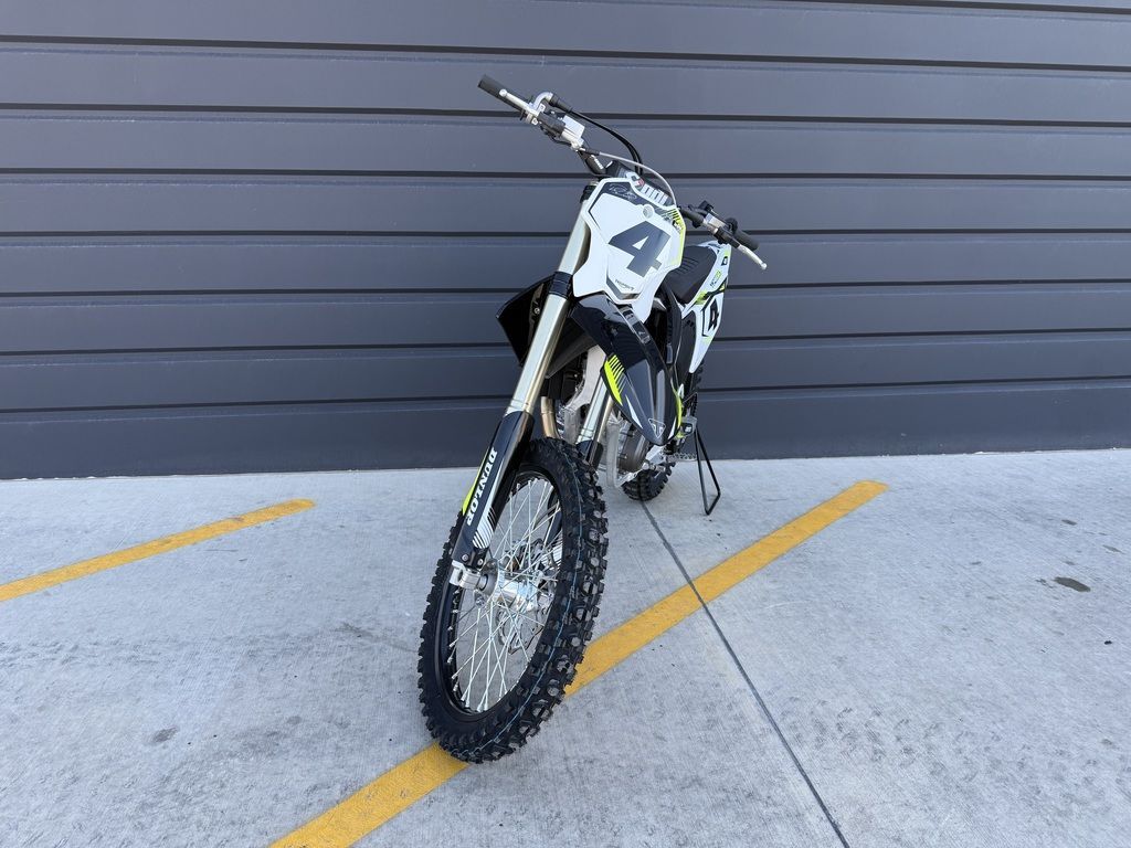 Main image 5