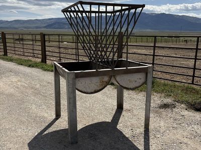 Hay feeder
