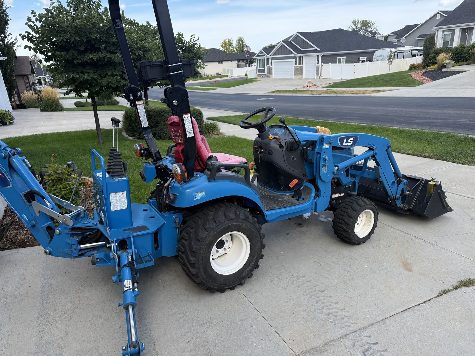 LS tractor mt125