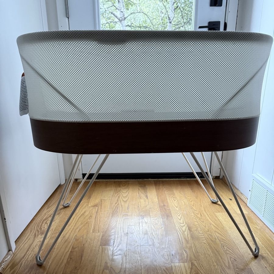 Happiest Baby SNOO Smart Sleeper Bassinet - Excellent Condition with Sheets & Swaddles (2 small 2 medium 2 large) 