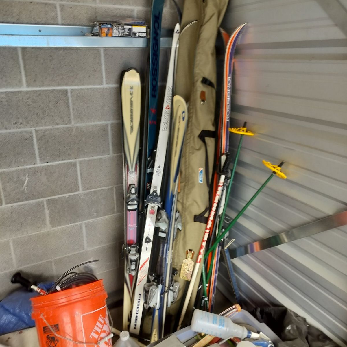 skis