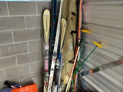 skis