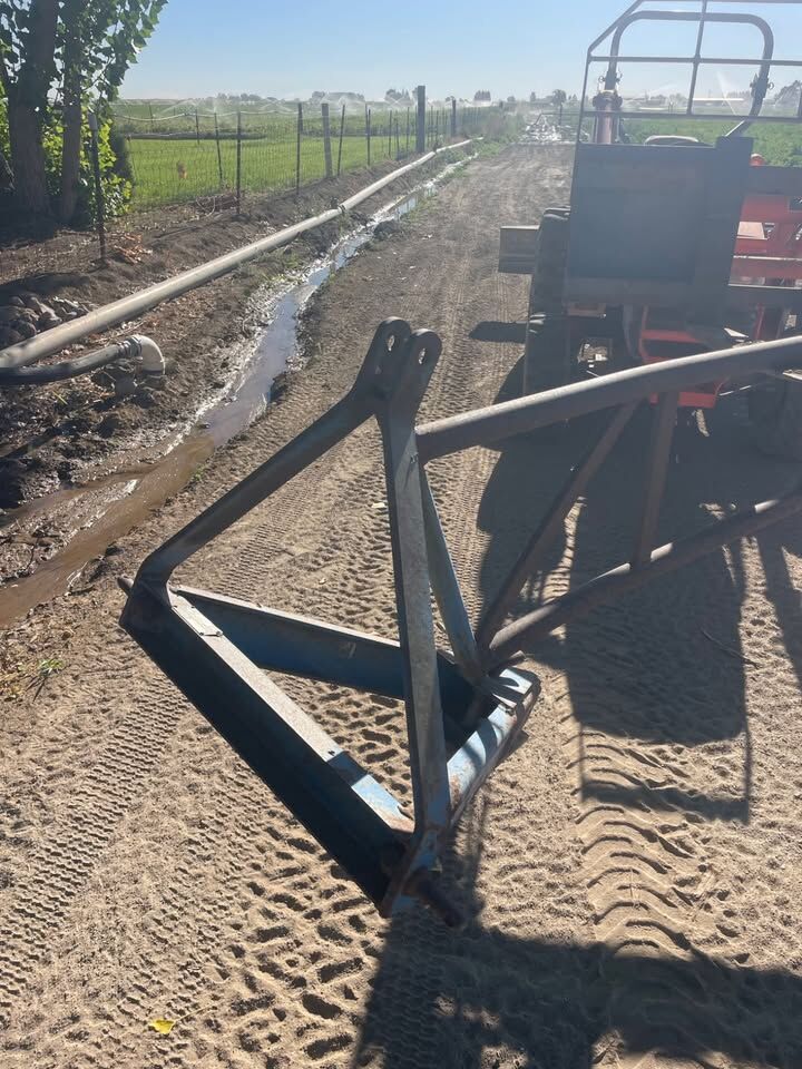 Engine hoist, cherry picker