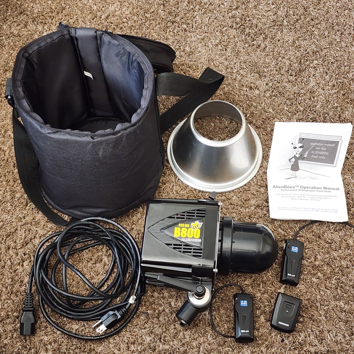 AlienBees B800 flash unit