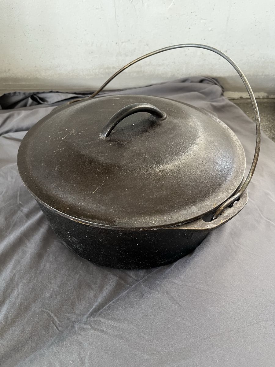 Lodge Cast Iron Dutch Oven, 10-inch, 4-Quart, Bail Handle & Lid