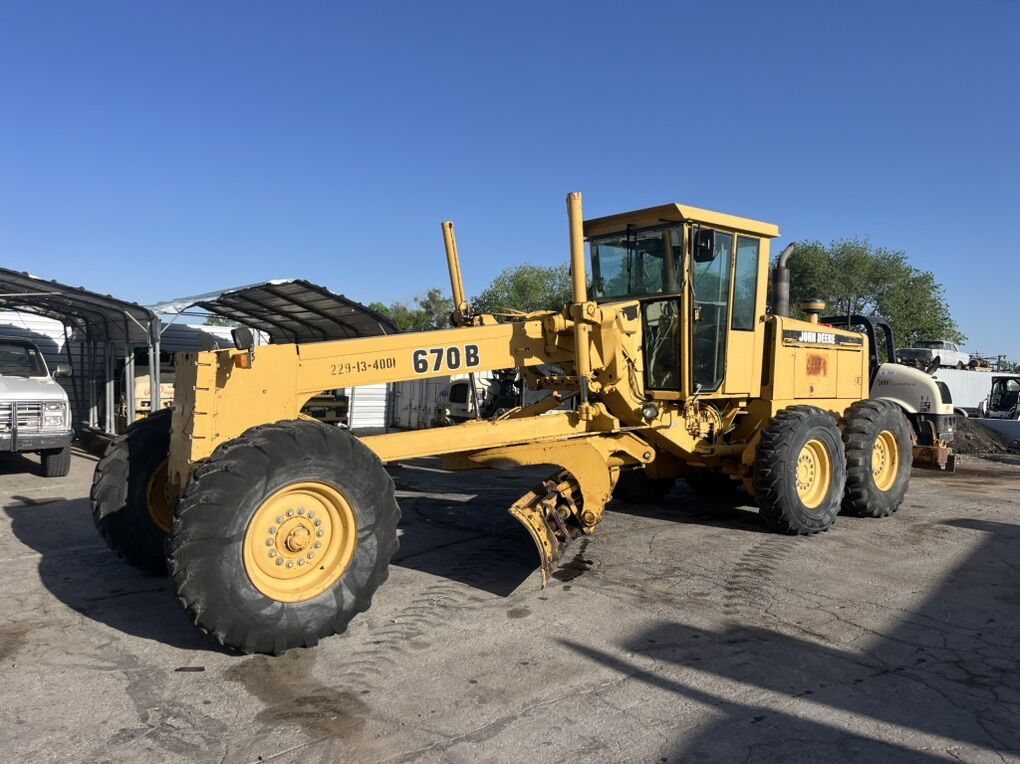 John Deere 670B Grader