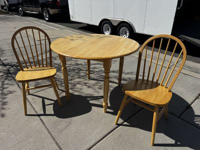 Round Oak Table With 2 Chairs