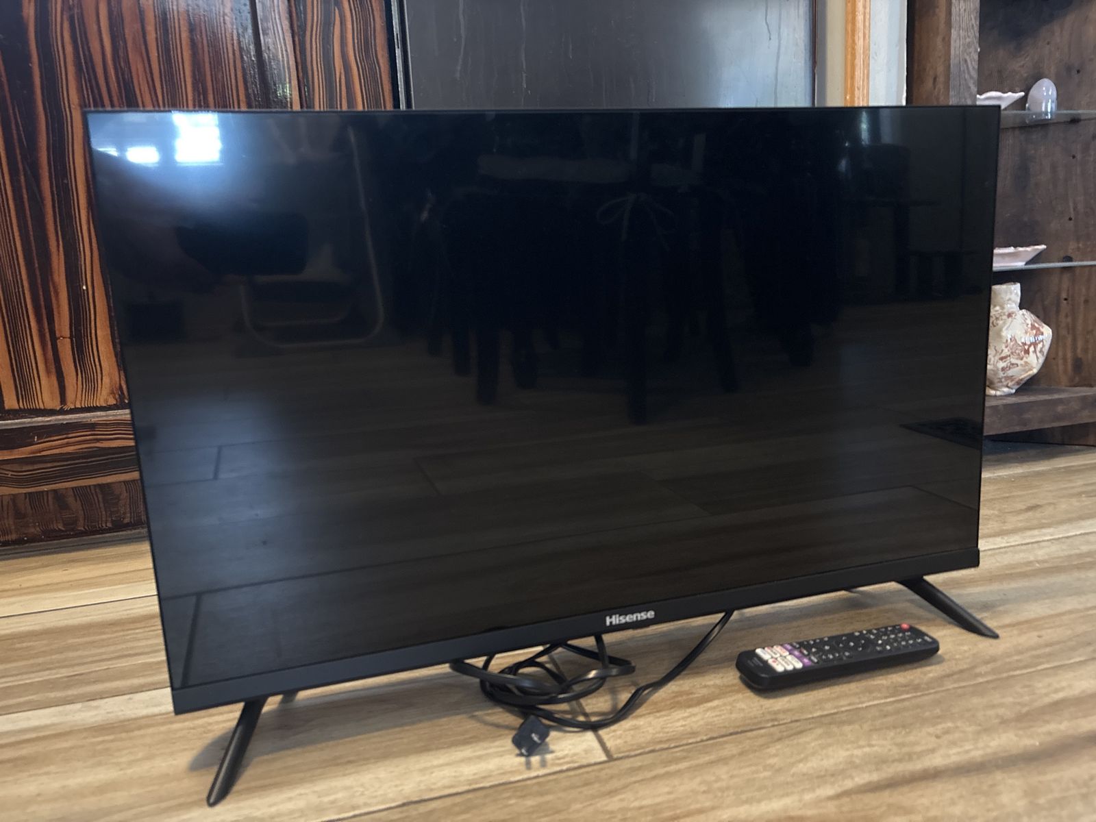 Hisense 32-inch Smart LED TV with Remote - Excellent Condition