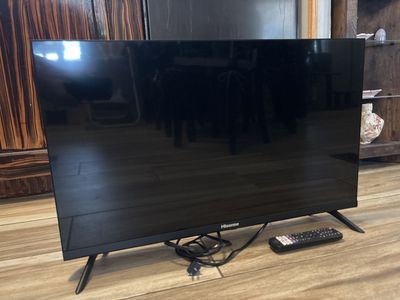 Hisense 32-inch Smart LED TV with Remote - Excellent Condition