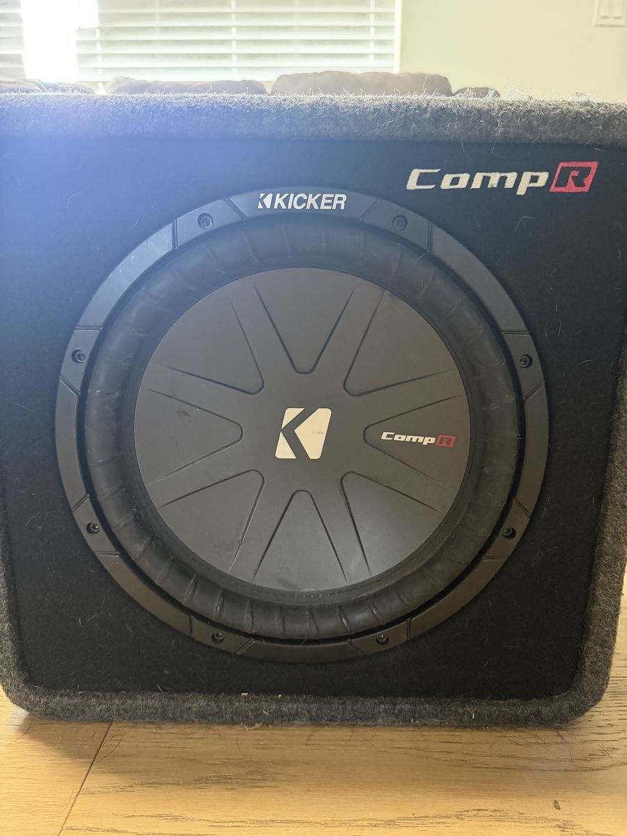 Kicker Comp R subwoofer with Kicker CX 600.1 amp