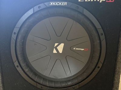 Kicker Comp R subwoofer with Kicker CX 600.1 amp