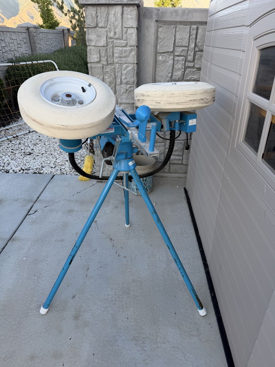 Jugs Football Passing Machine (M1700)