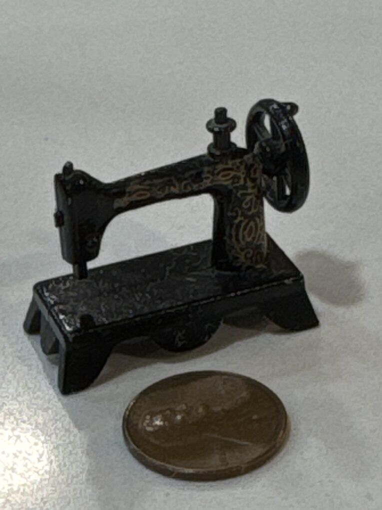 Miniature SINGER metal sewing machine figurine $5
