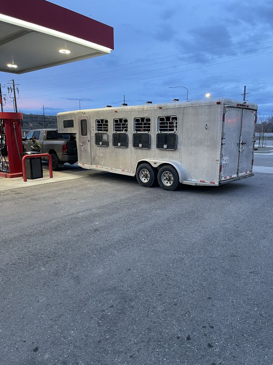 98 Dutchman 4 horses trailer