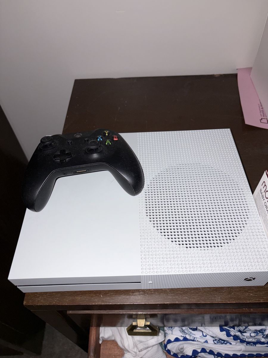 Xbox One S 500GB Console with 1 Controller - White