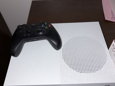 Xbox One S 500GB Console with 1 Controller - White