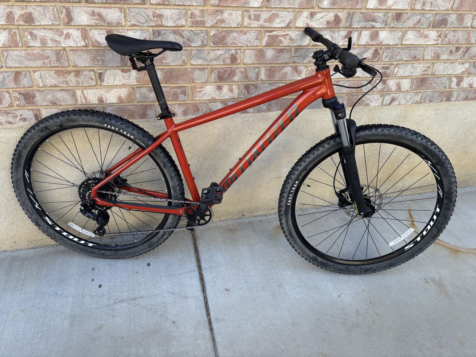 Like new 2022 Specialized Rockhopper Comp