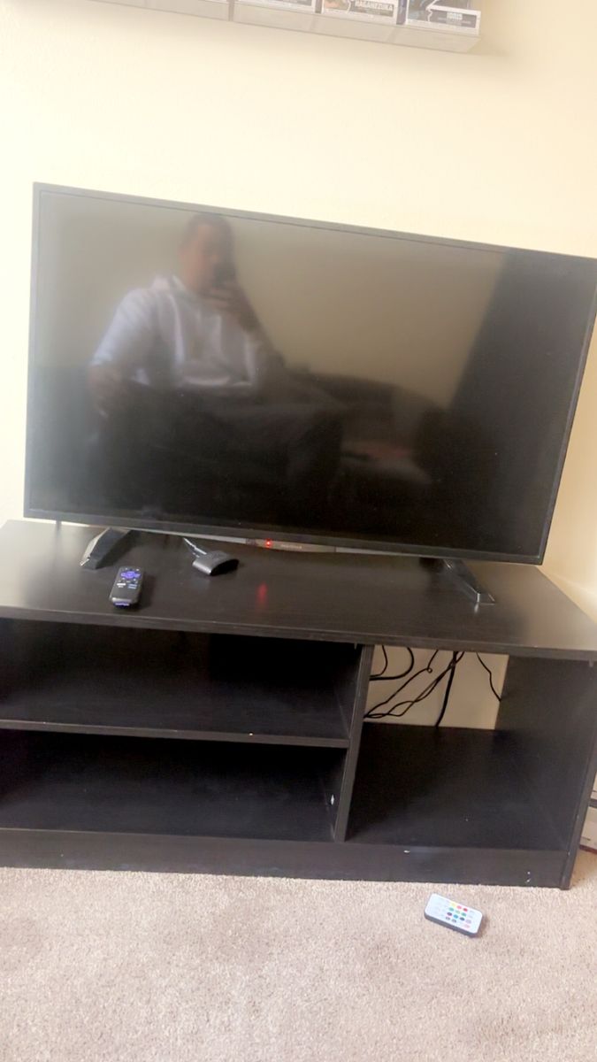 40" Tv,Tv Stand And roku