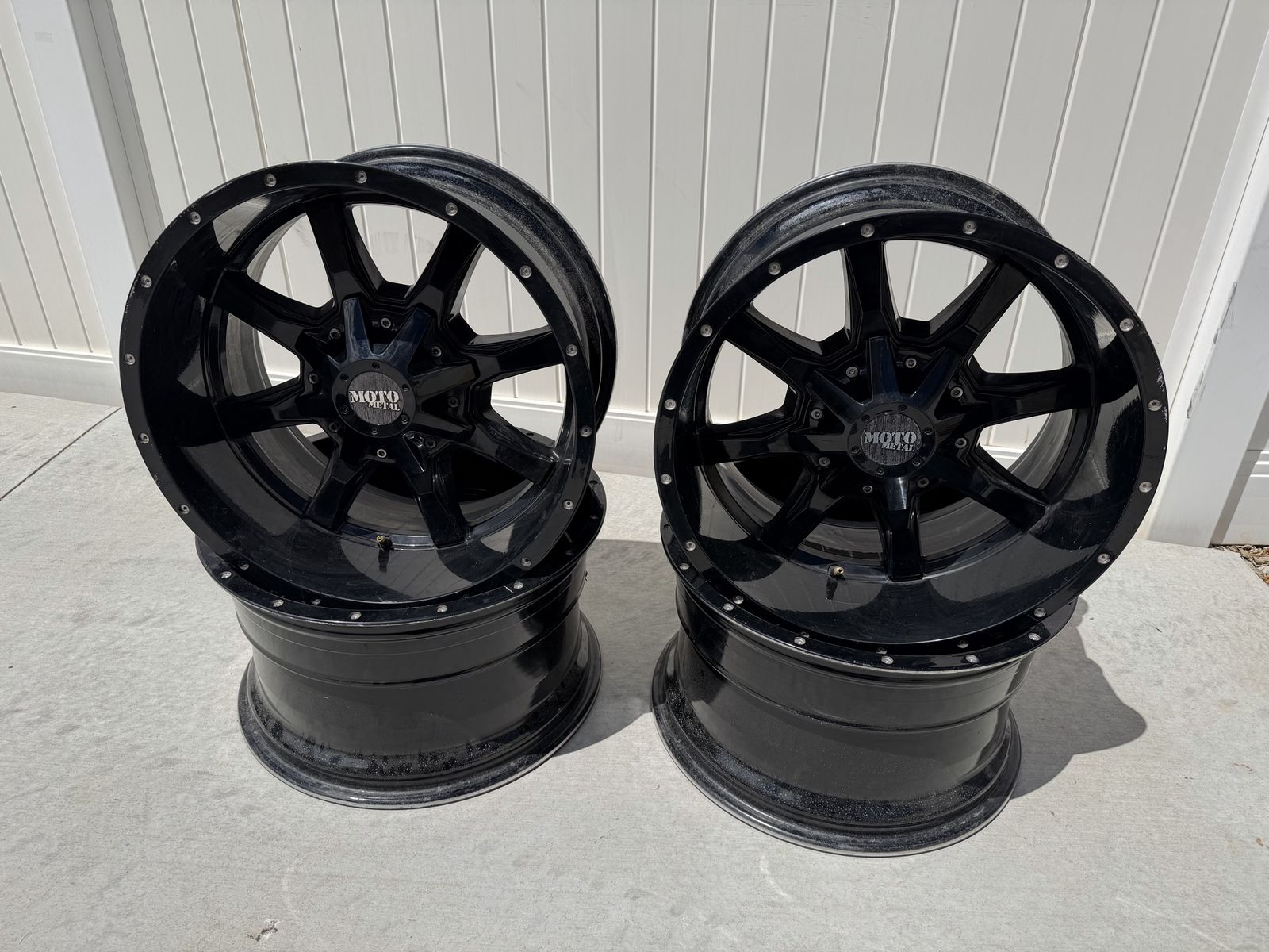 Moto Metal 18x10 Wheels -19 Offset (Set of 4) 6-Lug Black Rims for Chevy/Ford/Other