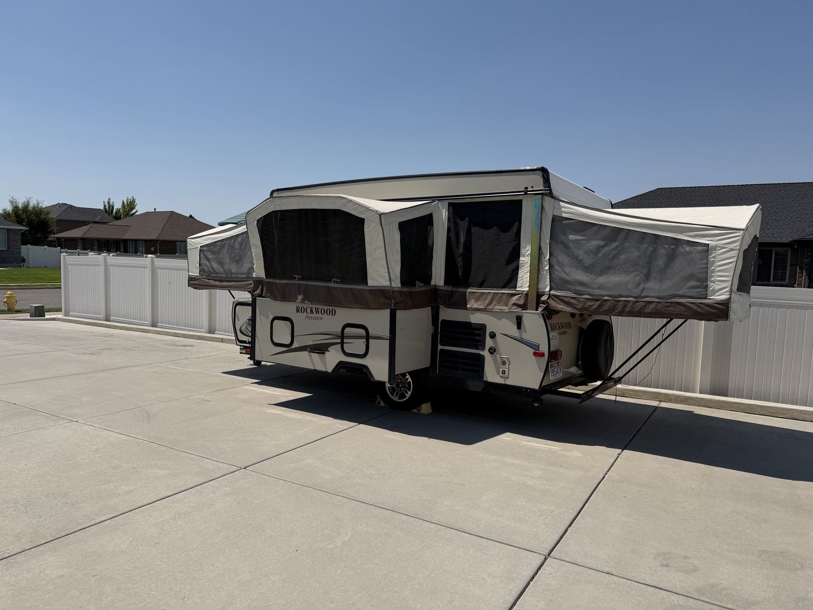 2014 Rockwood Premier 2516G | Sleeps 7 | Electric Lift | Heated King & Queen Beds | Brand New Tires