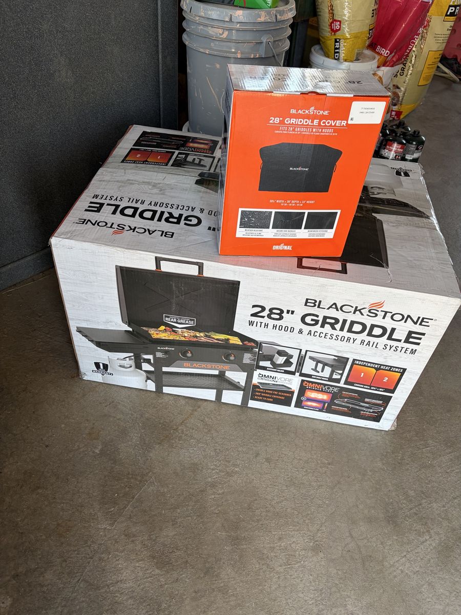 Blackstone 28" Griddle with Hood & Accessory Rail System + Griddle Cover - NEW