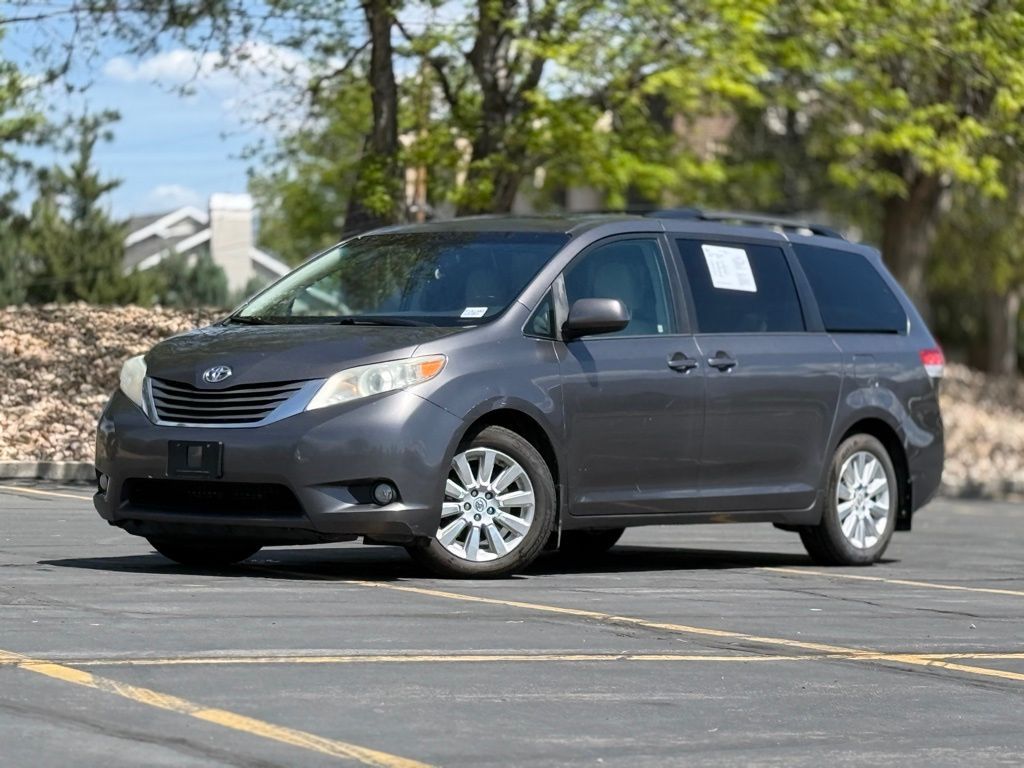 2013 TOYOTA SIENNA XLE 7-Passenger