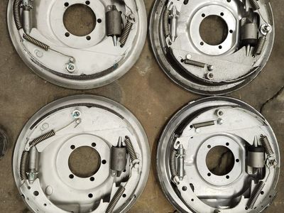 Hydraulic boat trailer brakes