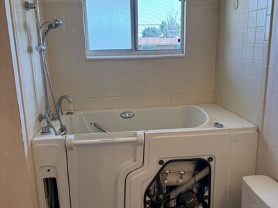 Safe Step Walk-In Tub / Bathtub