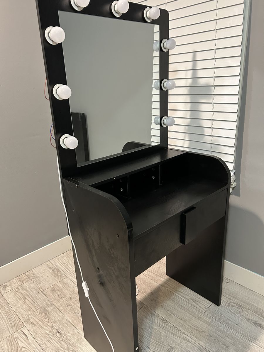 Lighted Make Up Vanity