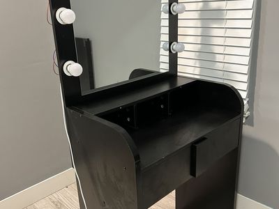 Lighted Make Up Vanity