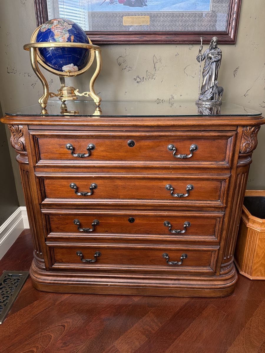 Traditional Wood 4-Drawer Chest / Nightstand with Glass Top