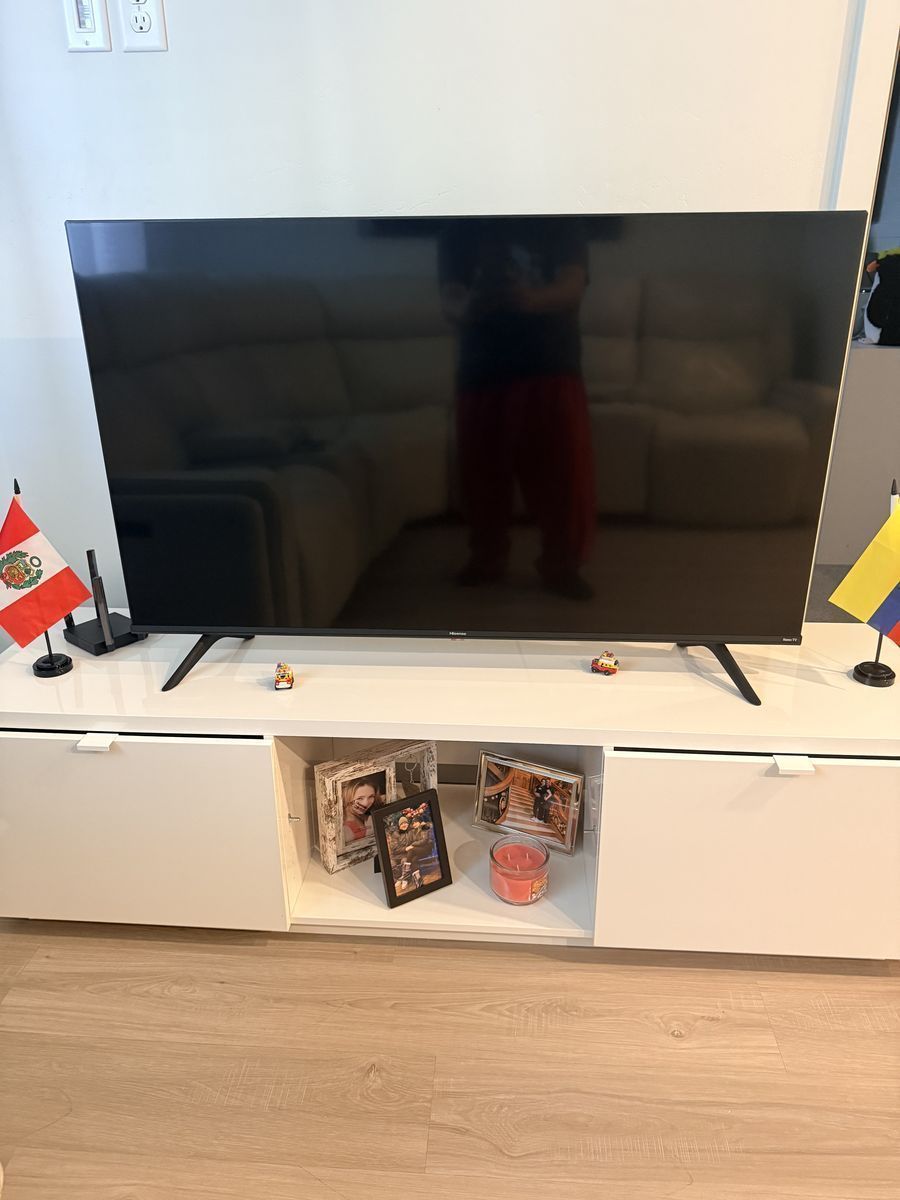 Hisense 43" Roku Smart TV with Legs & Remote - Excellent Condition