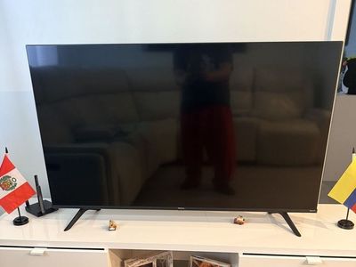 Hisense 43" Roku Smart TV with Legs & Remote - Excellent Condition