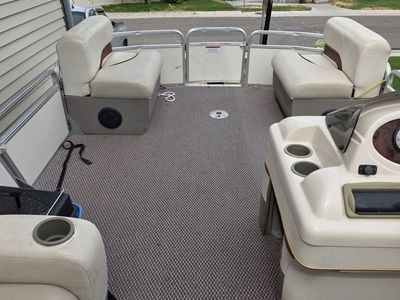 2003 Sun Tracker 18ft Party Barge