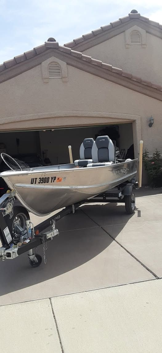 2014 14' Lund Outboard With 9.9 hp 4 Stroke Mercury Motor