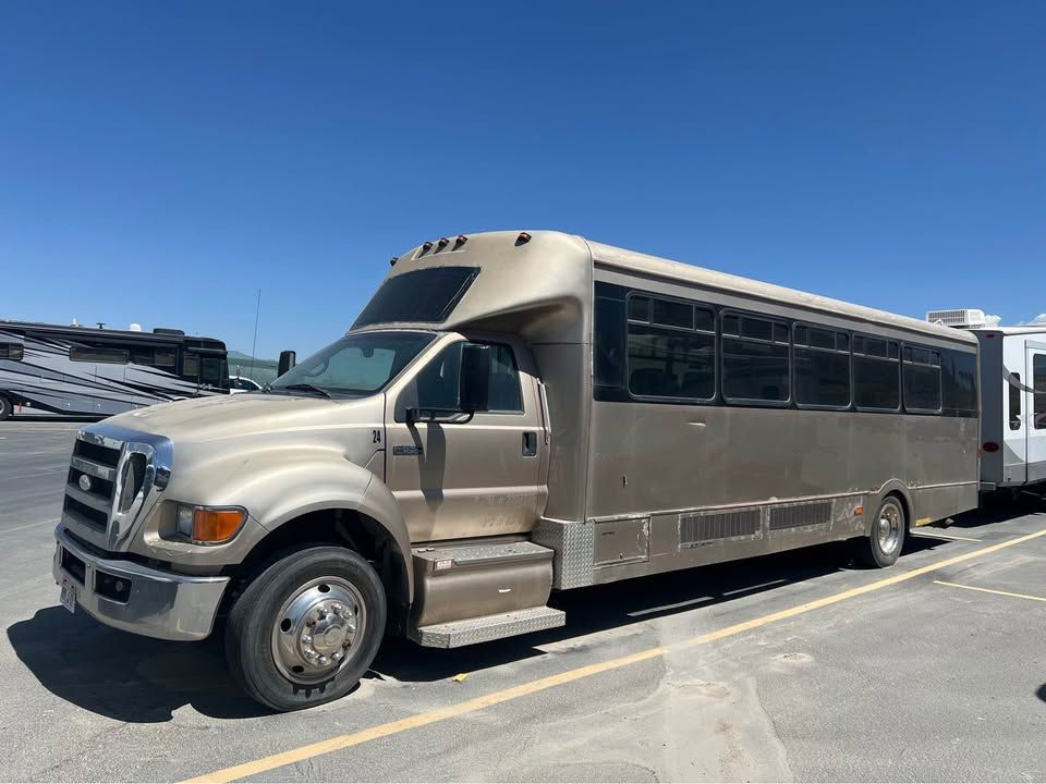 2006- FORD-GAVALA- 25 PASSENGERS- STORAGE- RESTROOM-GOOD RUNNER