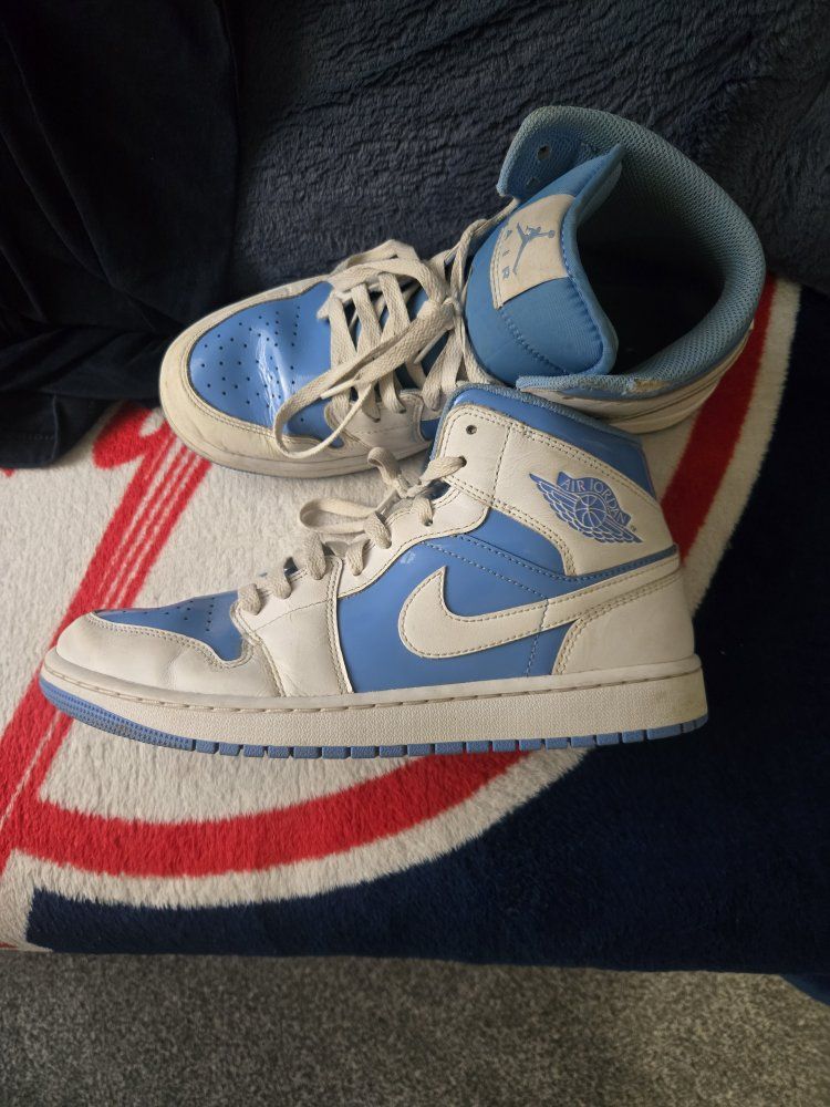 Air Jordan 1 Mid UNC Blue / White Sneakers Size 9
