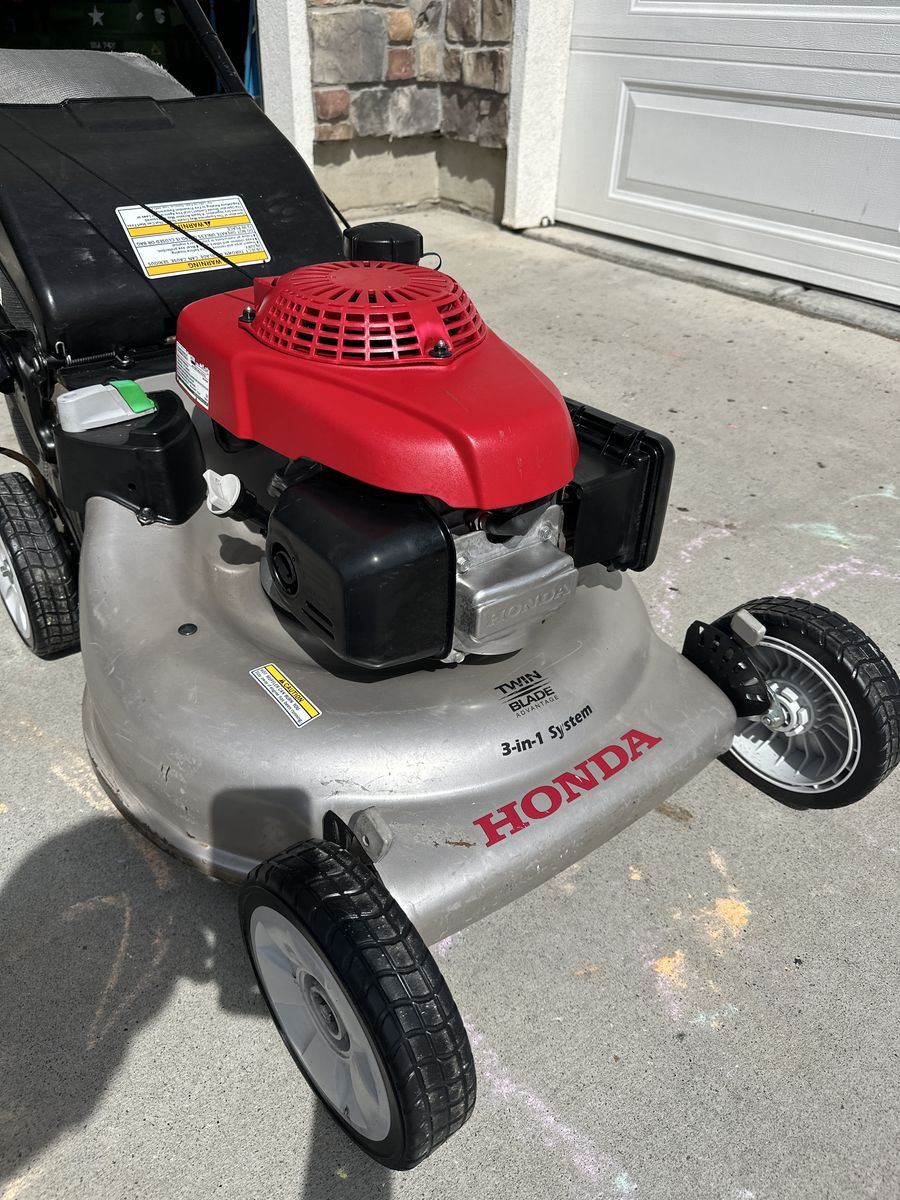 Honda HRR216 Self-Propelled Lawn Mower