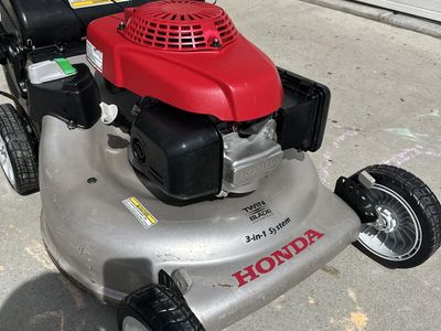 Honda HRR216 Self-Propelled Lawn Mower
