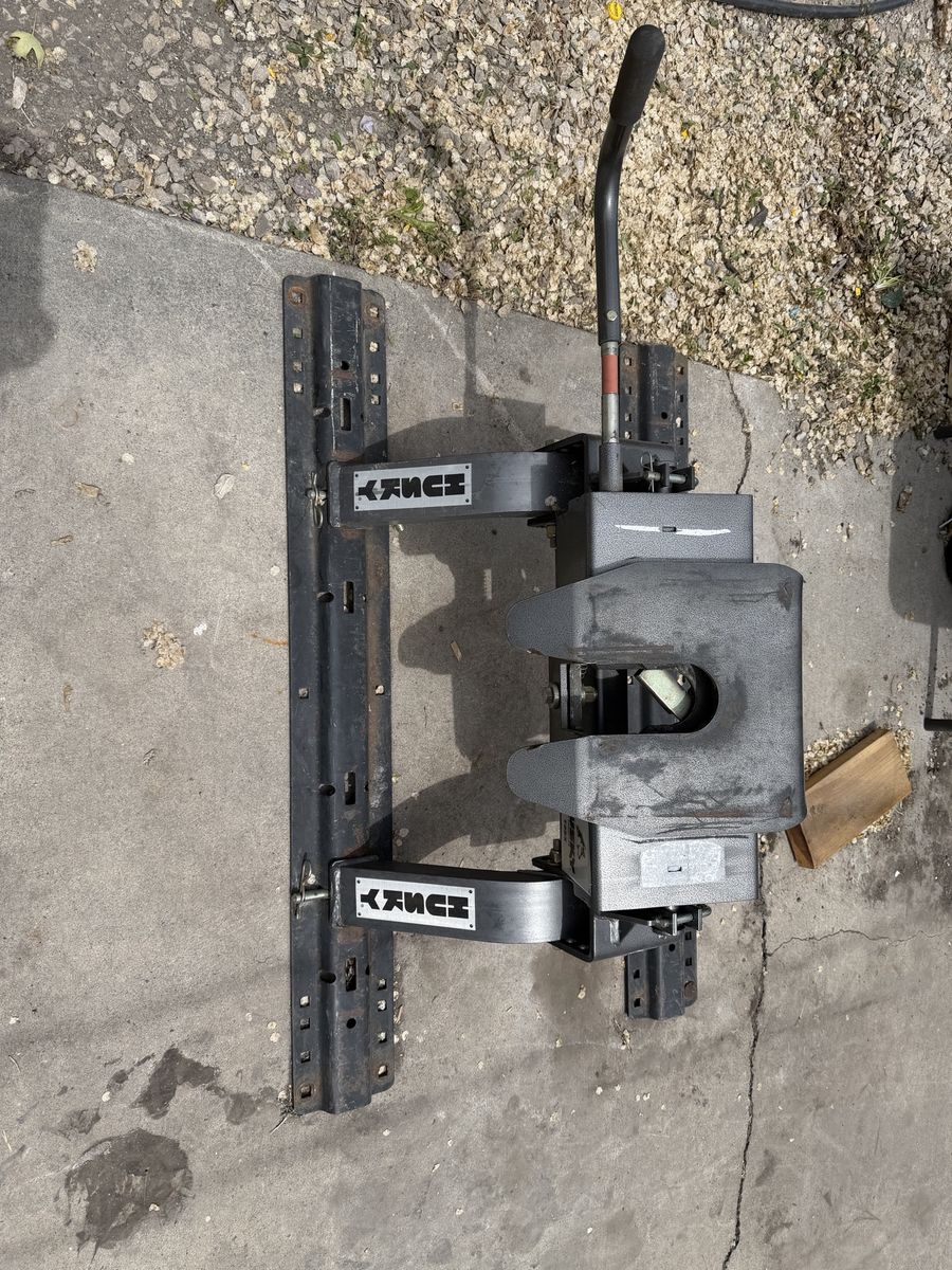 Husky Towing Products 16KS 5th Wheel Hitch and Rails - Used Excellent Condition