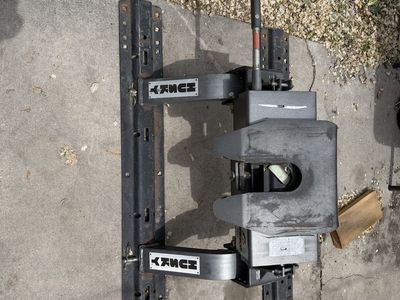 Husky Towing Products 16KS 5th Wheel Hitch and Rails - Used Excellent Condition