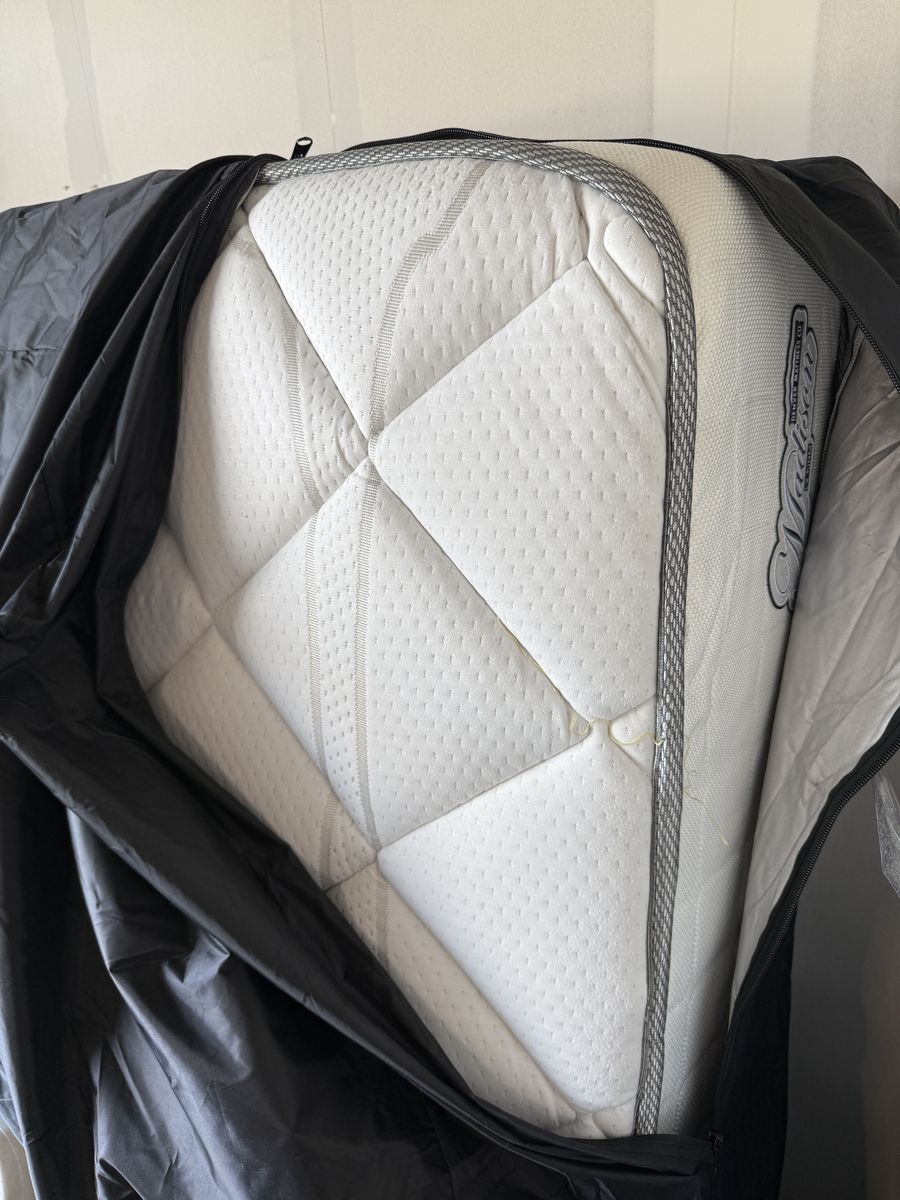 Queen Size Denver Mattress Hybrid LX Firm – Like New!