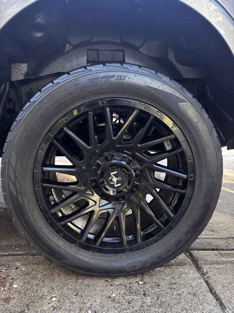 Motiv off-road wheels and tires