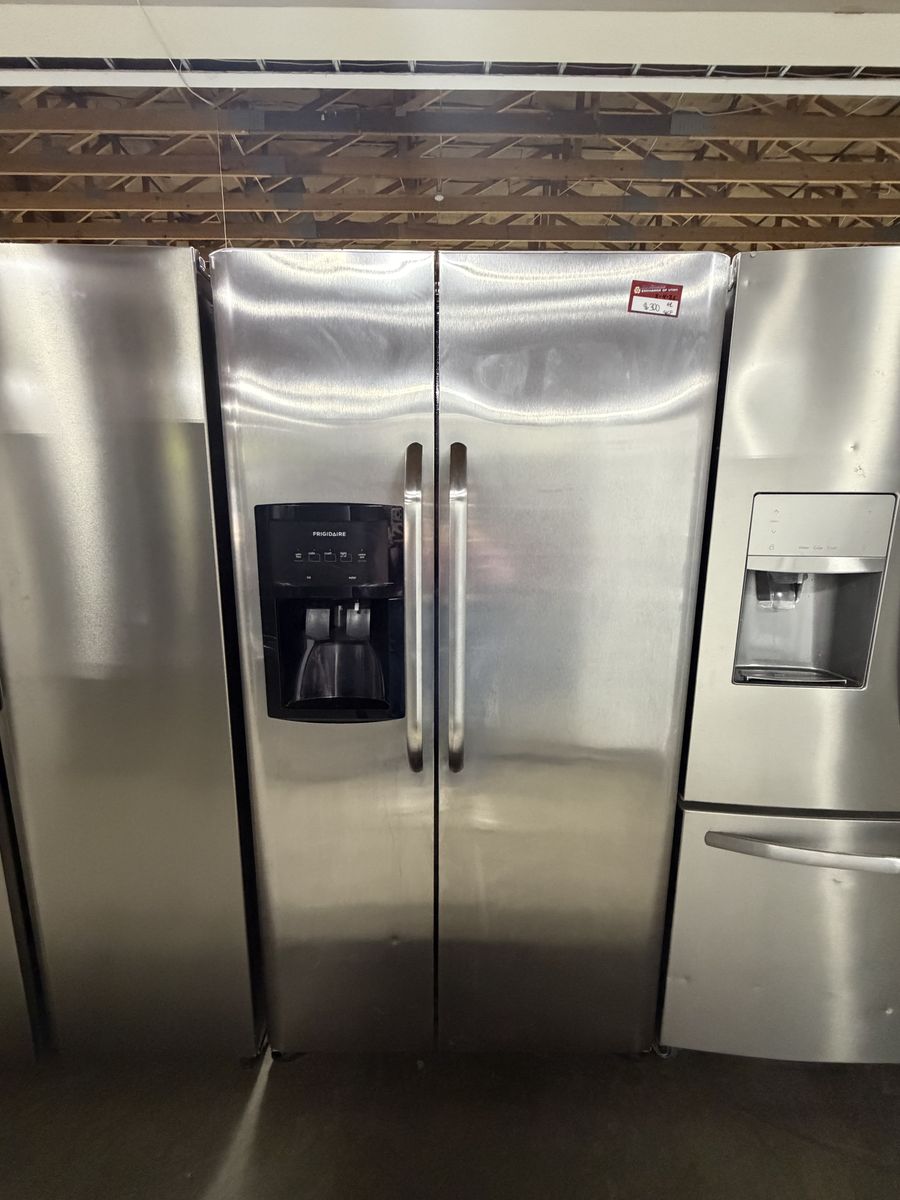 BEAUTIFUL FRIGIDAIRE STAINLESS SIDE BY SIDE FRIDGE